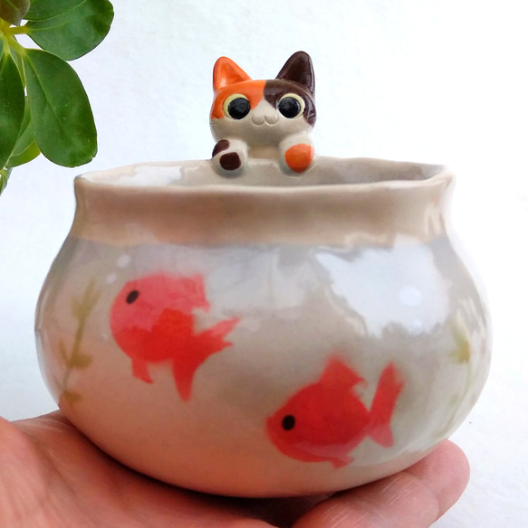 三毛猫・金魚鉢マグカップ２５０ｍｌ　ネコの陶器　受注制作 1枚目の画像