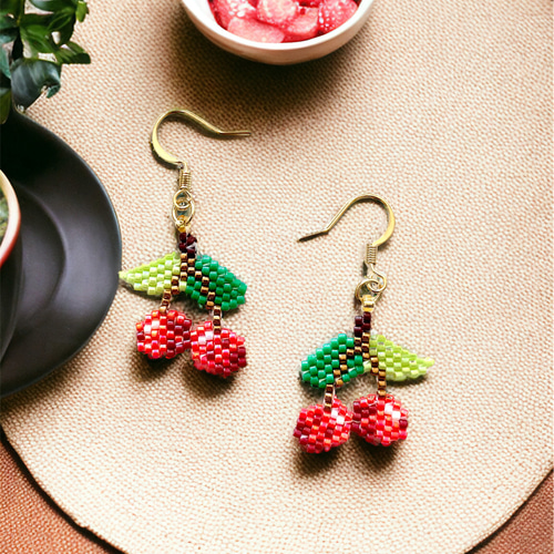 さくらんぼのビーズ織りピアス デリカビーズ織り ピアス（フック
