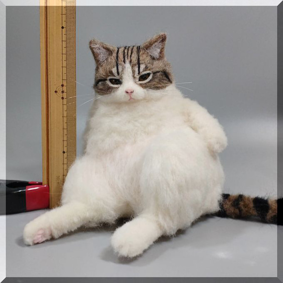 羊毛フェルト　猫　キジシロ猫さん デブ猫　キジ白　ねこ　ネコ　猫フィギュア 5枚目の画像