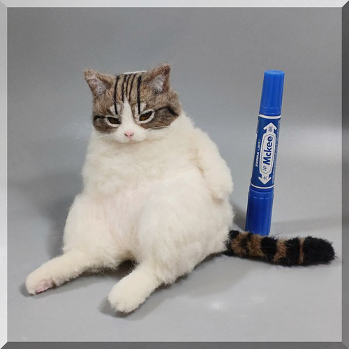 羊毛フェルト 猫 キジシロ猫さんとセキセイインコさん キジ白