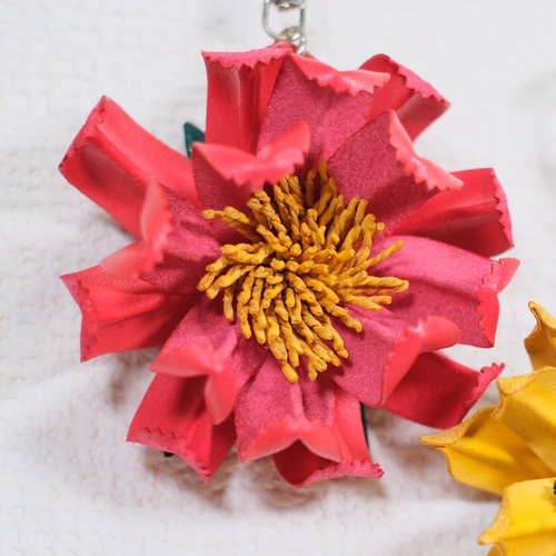 レザー フラワー ボタン キーホルダー 皮革 花 アートフラワー
