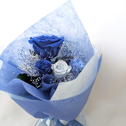 青い薔薇とミニ薔薇とかすみ草のふんわり花束（プリザーブド