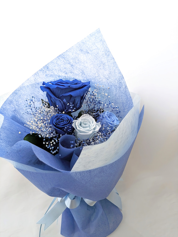 青い薔薇とミニ薔薇とかすみ草のふんわり花束（プリザーブドフラワー） 1枚目の画像