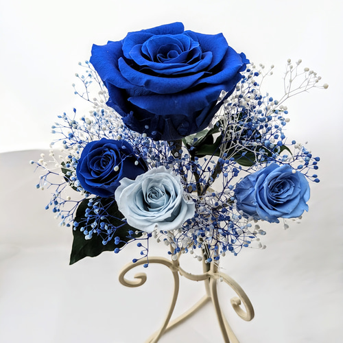 青い薔薇とミニ薔薇とかすみ草のふんわり花束（プリザーブド