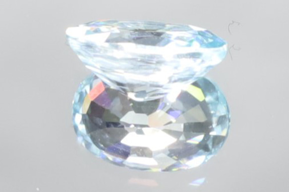 色調が異なる感じのフラッシュ☆★☆彡 VVS 天然 ブルー ジルコン 2.15ct ルース 8.6 x 6.1mm 9枚目の画像