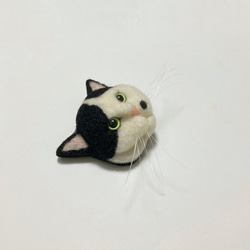 羊毛フェルト 猫ブローチ 黒ぶち 3枚目の画像