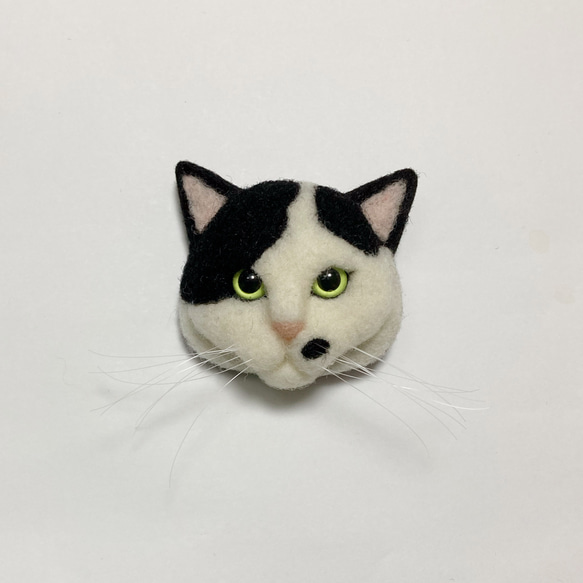 羊毛フェルト 猫ブローチ 黒ぶち 1枚目の画像