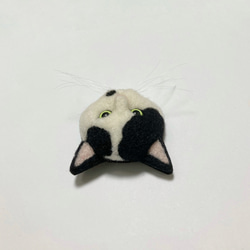 羊毛フェルト 猫ブローチ 黒ぶち 4枚目の画像