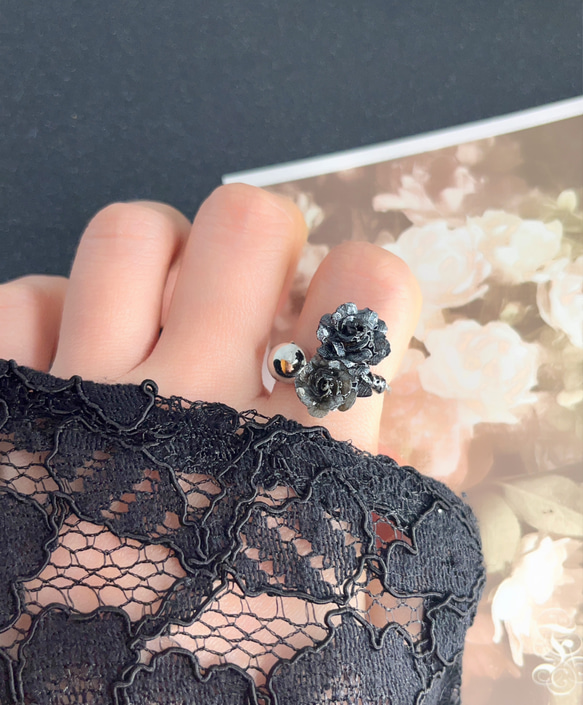 【紙ミニ薔薇黒系】ボールリングと紙薔薇　オープンリング　指輪 2枚目の画像