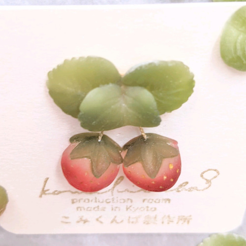 ゆらゆら揺れる いちごのピンバッジ／アクセサリー【特集掲載