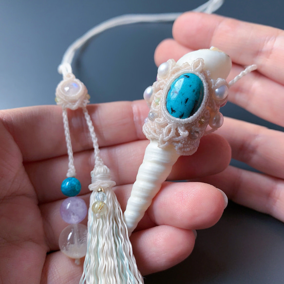 ターコイズと巻貝のネックレス / turquoise × conch shell / macrame amulet 3枚目の画像