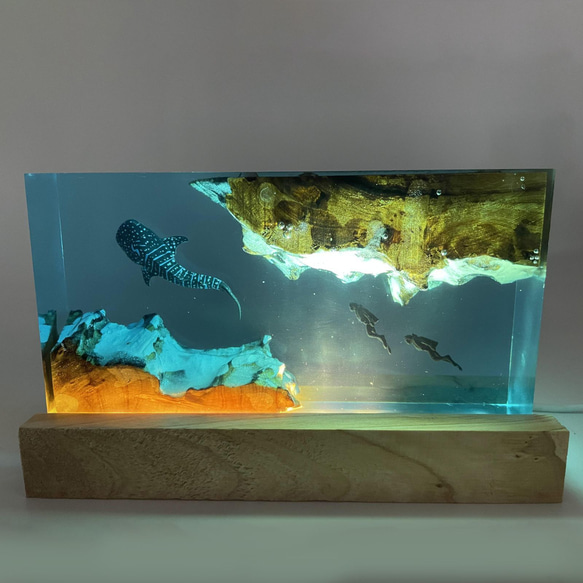 置物 海の置物 クジラ レジンランプ LEDライト オシャレ ライト ハンドメイド  室内装飾 a-303 2枚目の画像