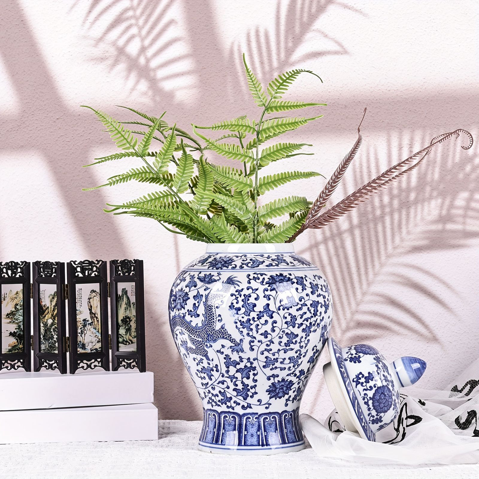 いいえ艶をかけられた青と白の磁器の花瓶連動蓮の いいえ艶をかけられた青と白の磁器の花瓶連動蓮の