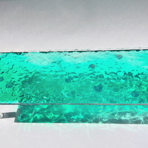 クラゲの泳ぐエメラルドグリーンの海ディスプレイスタンド