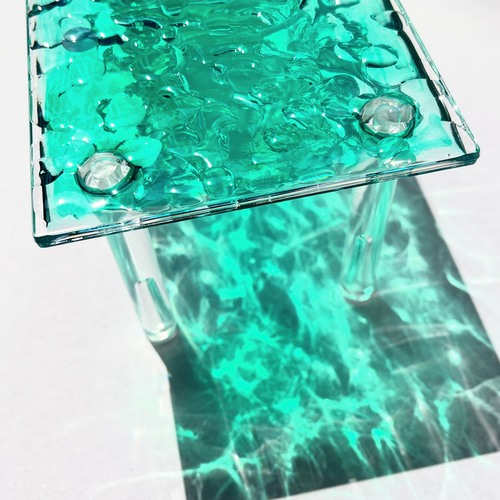 クラゲの泳ぐエメラルドグリーンの海ディスプレイスタンド