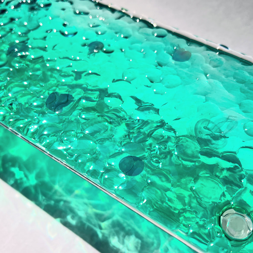 クラゲの泳ぐエメラルドグリーンの海ディスプレイスタンド