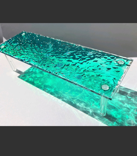 クラゲの泳ぐエメラルドグリーンの海ディスプレイスタンド