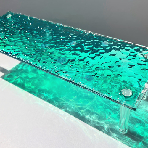 クラゲの泳ぐエメラルドグリーンの海ディスプレイスタンド