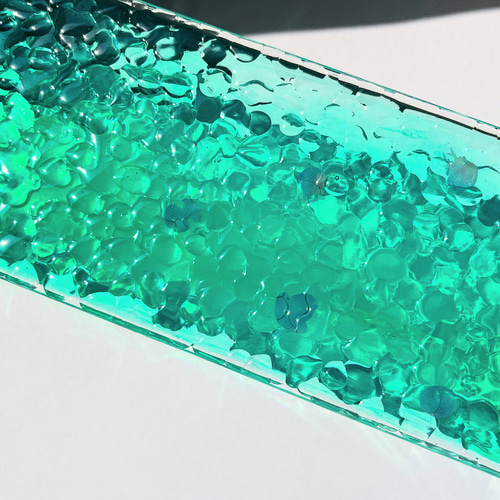 クラゲの泳ぐエメラルドグリーンの海ディスプレイスタンド