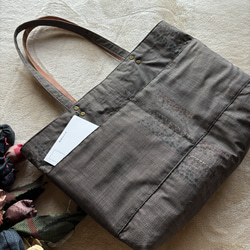 アンティーク大島紬のトートバッグ　リバーシブル　赤龍郷　A4サイズがらくらく　着物リメイク 6枚目の画像