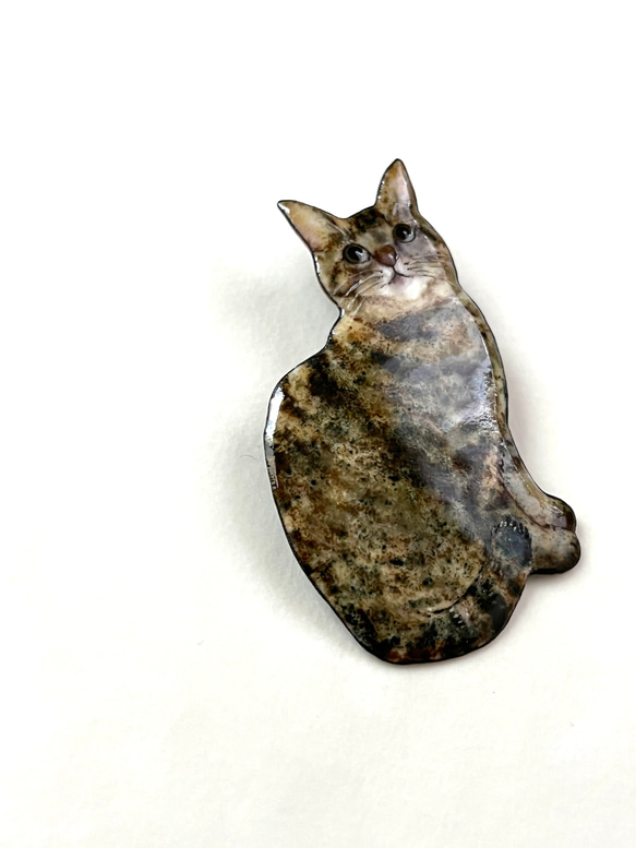 七宝焼　しっぽう焼き　キジトラ猫さんのブローチ 3枚目の画像