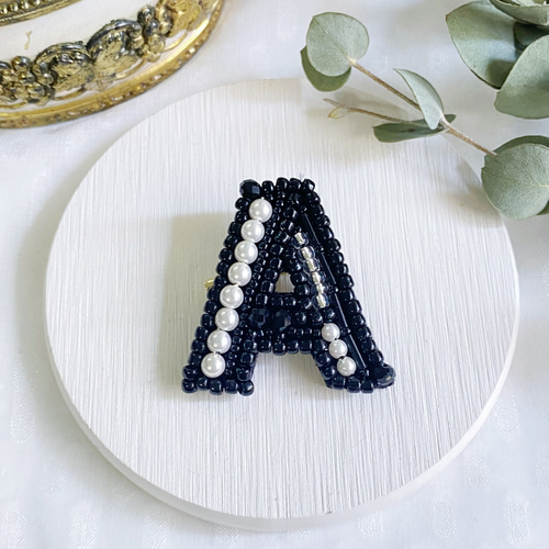 A、K、R、S】イニシャルブローチ col:ブラック⭐︎ビーズ刺繍⭐︎母の