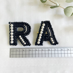 【A、K、R、S】イニシャルブローチ col:ブラック⭐︎ビーズ刺繍⭐︎母の日プレゼント 8枚目の画像