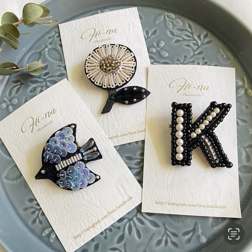 A、K、R、S】イニシャルブローチ col:ブラック⭐︎ビーズ刺繍⭐︎母の