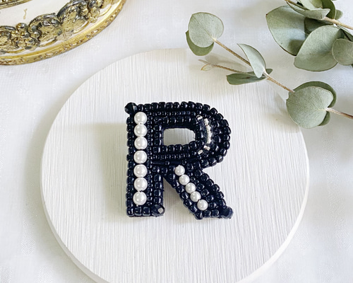 A、K、R、S】イニシャルブローチ col:ブラック⭐︎ビーズ刺繍⭐︎母の