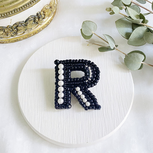 A、K、R、S】イニシャルブローチ col:ブラック⭐︎ビーズ刺繍⭐︎母の