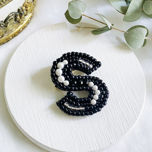 A、K、R、S】イニシャルブローチ col:ブラック⭐︎ビーズ刺繍⭐︎母の