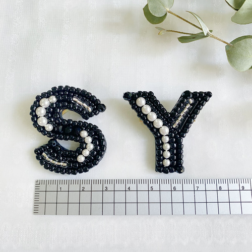 A、K、R、S】イニシャルブローチ col:ブラック⭐︎ビーズ刺繍⭐︎母の