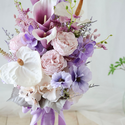 彩りの綺麗なパープル系のクラッチアームブーケ 造花ウェディング