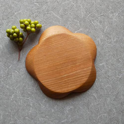 木の豆皿（梅の花型・チェリー材） 2枚目の画像