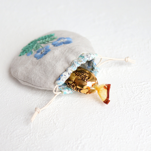 ちいさなネモフィラ刺繍のまんまる巾着袋（SSサイズ）【受注生産】 9枚目の画像