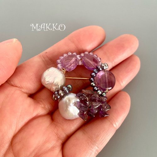 アメジスト系 天然石のミニリースブローチ ブローチ MAKKO 通販 