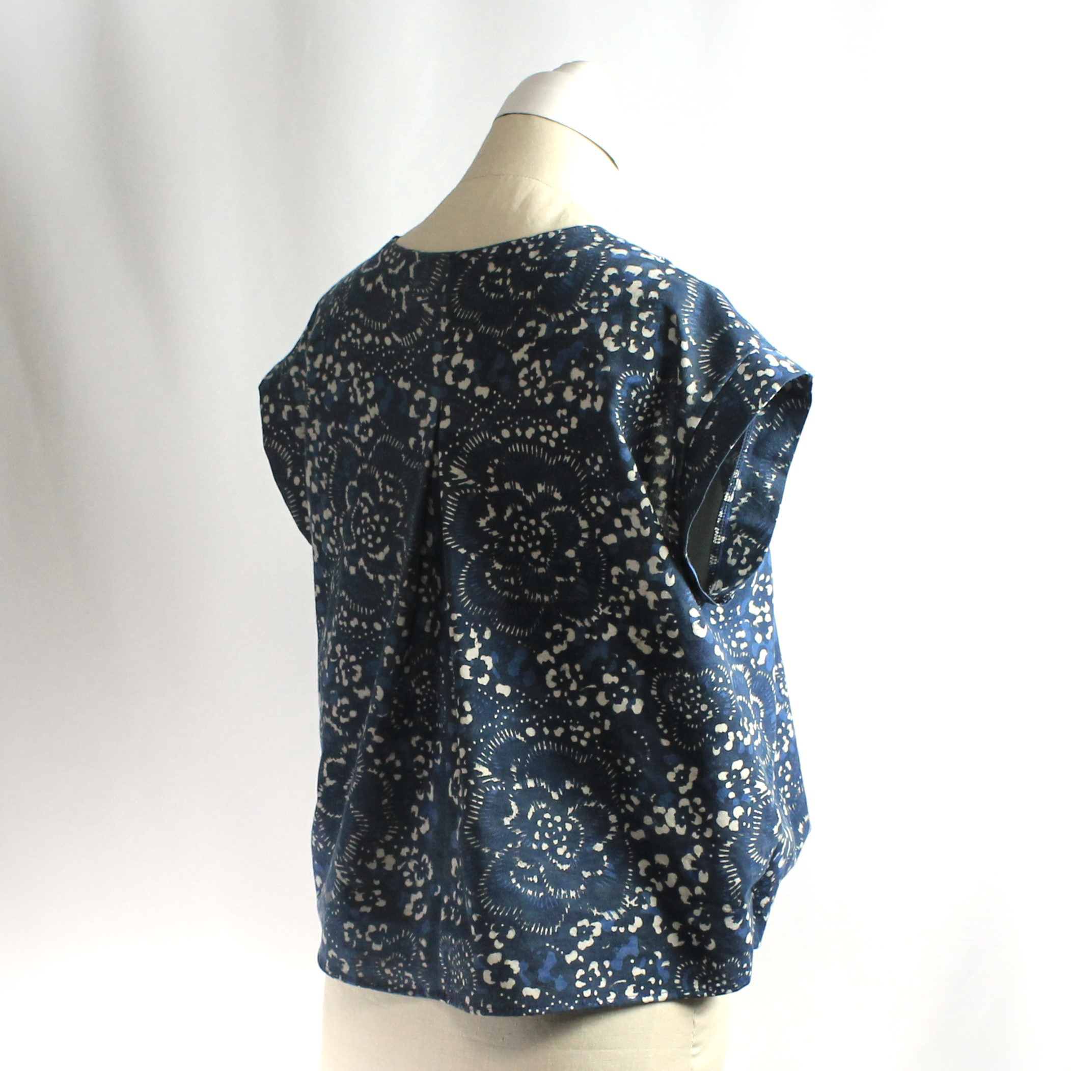 泥染めハンドプリントのバルーンブラウスM