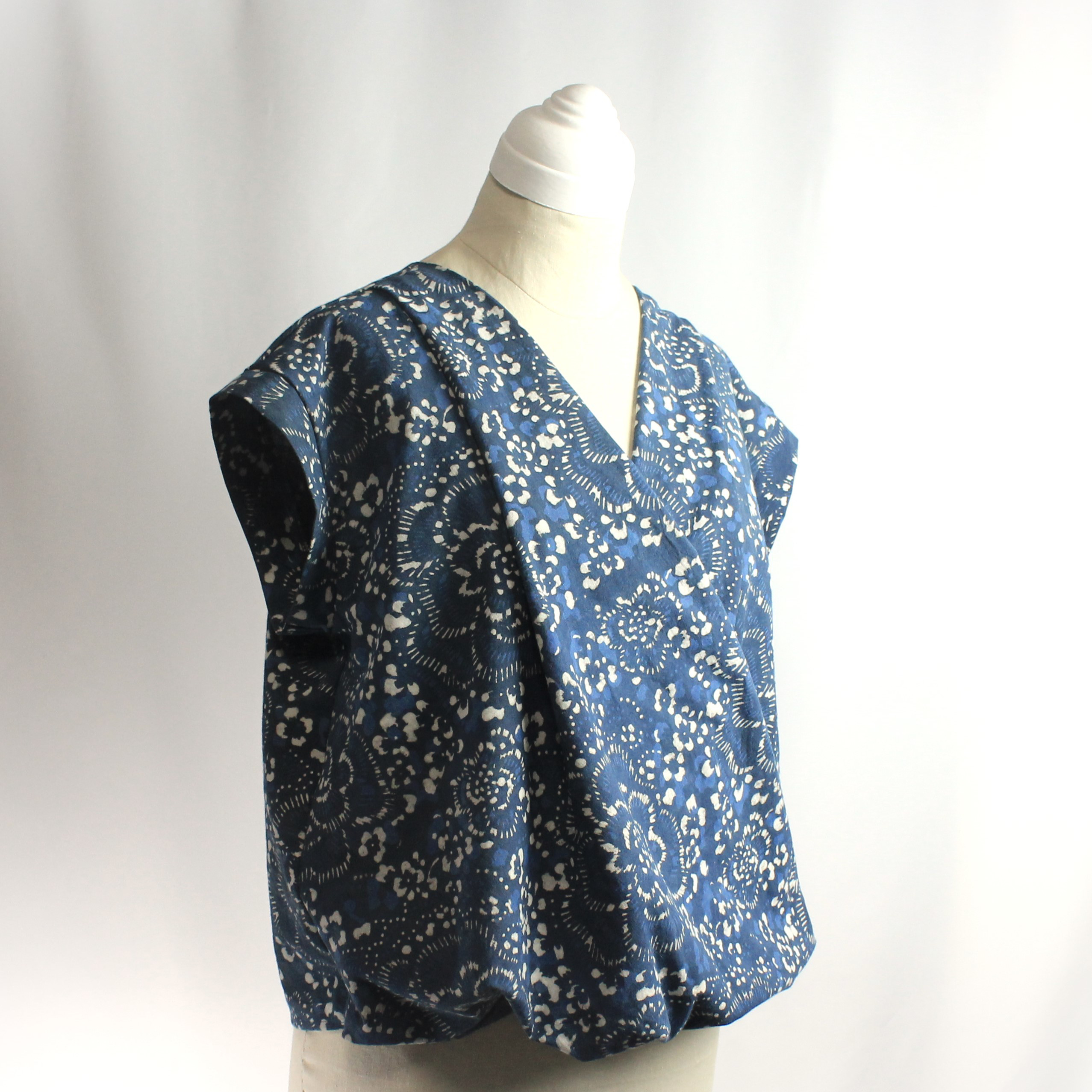 泥染めハンドプリントのバルーンブラウスM