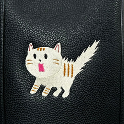 【現品限り】驚き猫の刺繍 フェイクレザー ワンハンドル スクエアバッグ＜ブラック＞ 4枚目の画像