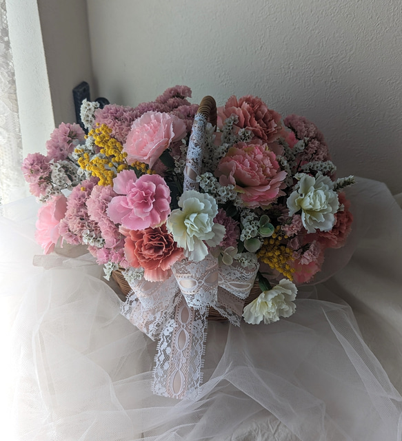 母の日にも普段にも♪ホワイト＆ピンク　カーネーションとドライフラワーが大人可愛い花かごアレンジメント 2枚目の画像