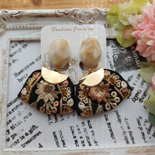 【ご検討中】2way* ホワイトフラワーにインド刺繍リボンタッセル ご検討中】2way* ホワイトフラワーにインド刺繍リボンタッセル