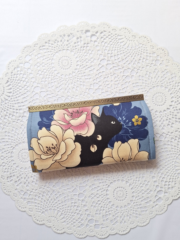 『猫のお財布』和モダン♡黒猫&大きなお花　がま口長財布　ブルー系 2枚目の画像