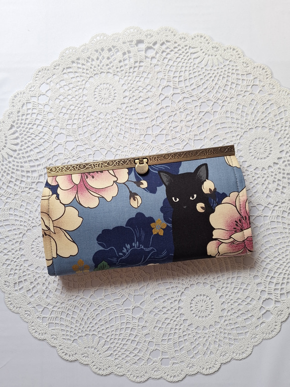 『猫のお財布』和モダン♡黒猫&大きなお花　がま口長財布　ブルー系 1枚目の画像