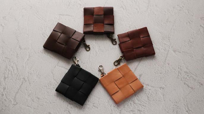 REGALの革端材でつくる編み込み型スマホ以外も入るスマホショルダー（ダークブラウン）