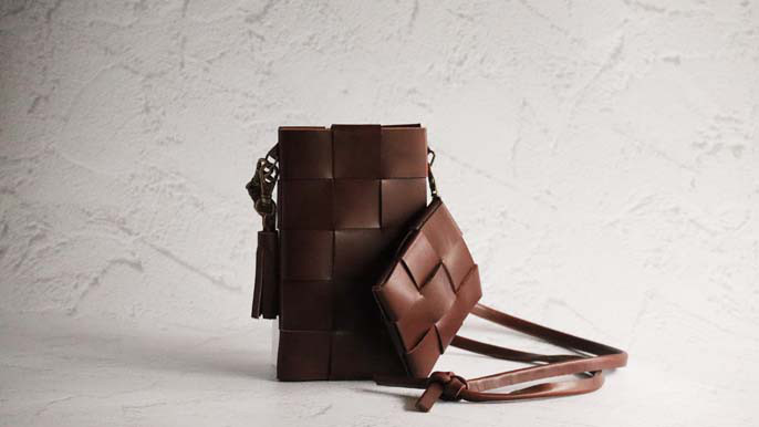 REGALの革端材でつくる編み込み型スマホ以外も入るスマホショルダー（ダークブラウン）