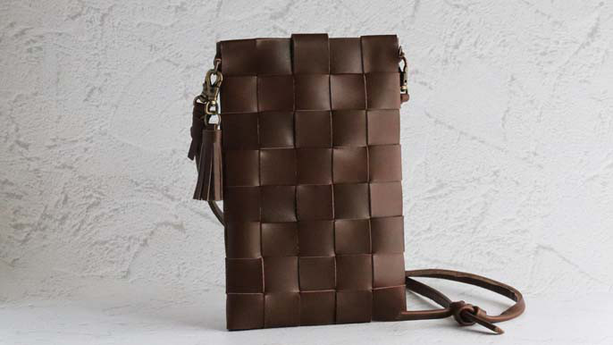 REGALの革端材でつくる編み込み型スマホ以外も入るスマホショルダー（ダークブラウン）