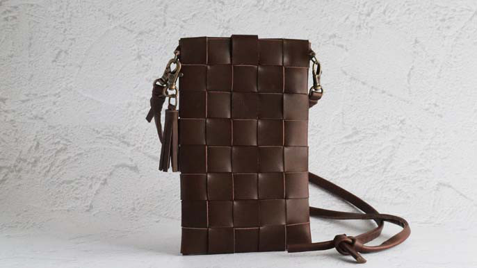 REGALの革端材でつくる編み込み型スマホ以外も入るスマホショルダー（ダークブラウン）