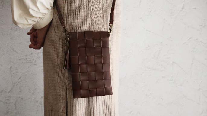 REGALの革端材でつくる編み込み型スマホ以外も入るスマホショルダー（ダークブラウン）