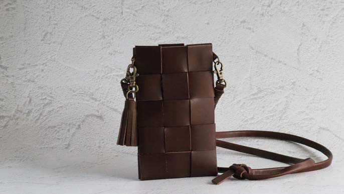 REGALの革端材でつくる編み込み型スマホ以外も入るスマホショルダー（ダークブラウン）