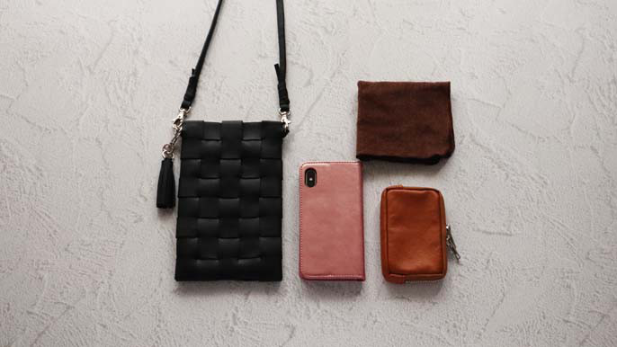 REGALの革端材でつくる編み込み型スマホ以外も入るスマホショルダー（ダークブラウン）